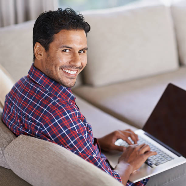 istock Keeping up to date on the latest newsfeed 499781625