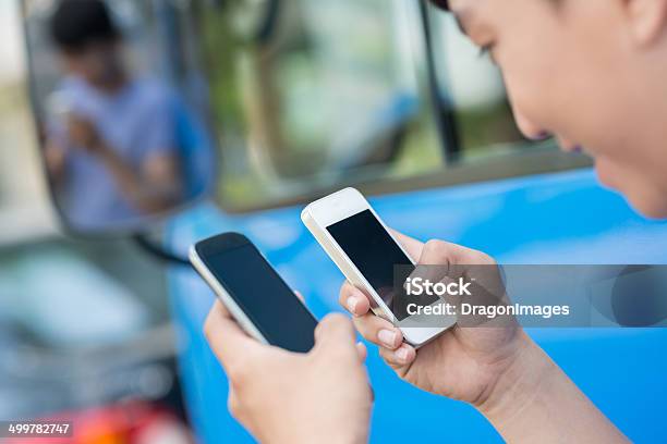 Zwei Smartphones Stockfoto und mehr Bilder von Am Telefon - Am Telefon, Ausrüstung und Geräte, Aussuchen