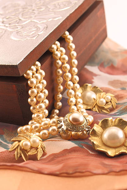 оформленный box и колье с жемчугом - jewelry antique pearl gem стоковые фото и изображения