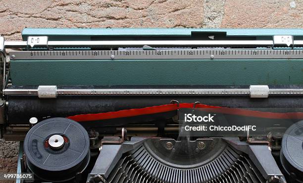 Rot Und Schwarzes Band Auf Einer Schreibmaschine Stockfoto und mehr Bilder von Altertümlich - Altertümlich, Antiquität, Ausrüstung und Geräte