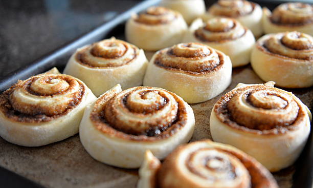 fresh cinnamon buns - cinnamon buns bakery bildbanksfoton och bilder