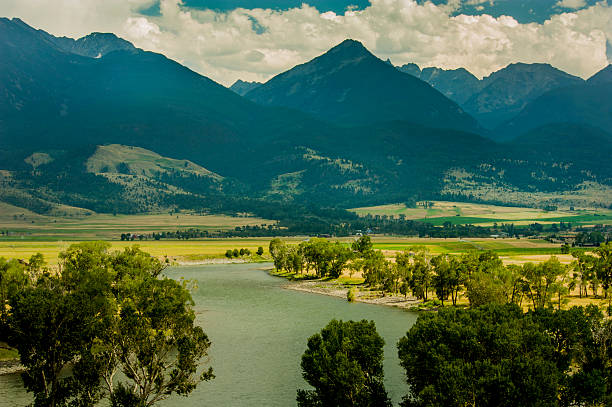 イエローストーン川とアブサロカ山脈、paradise valley montana - absaroka range ストックフォトと画像