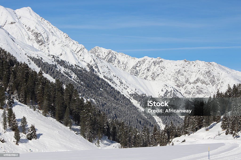 Alpine zimowej scenerii w Lüsens, Sellraintal, Tyrol, Austria - Zbiór zdjęć royalty-free (Alpy)