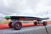 vintage-stil-longboard-schwarz-skateboar