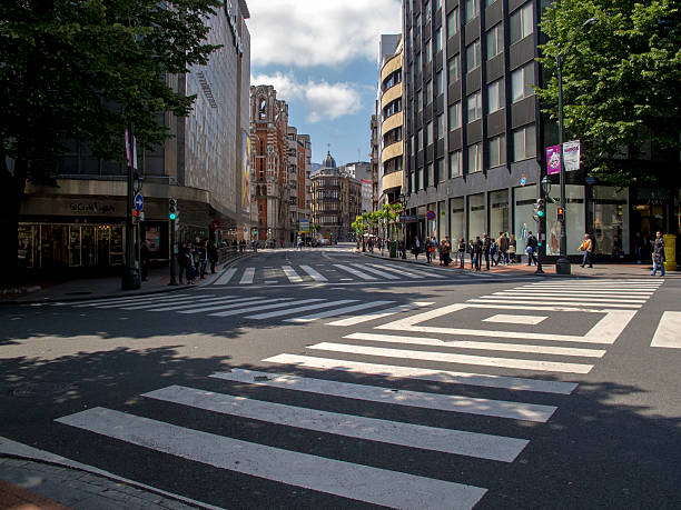 cruce en 「gran via de ビルバオます。 ビズカヤます。 スペイン - metropolis building ストックフォトと画像