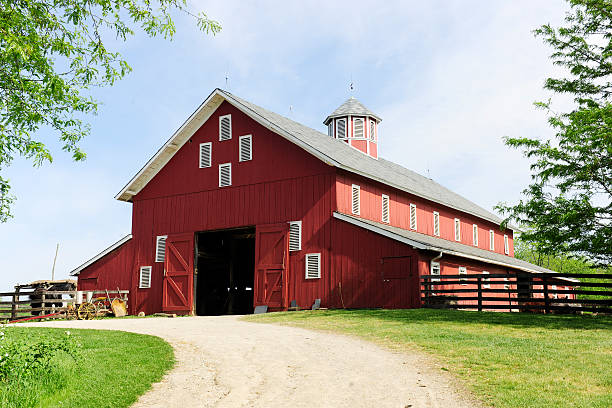 sentiero alla grande, rosso di un fienile - farm barn foto e immagini stock