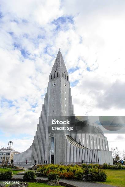 Hallgrímskirkja Reiquiavique - Fotografias de stock e mais imagens de Alto - Descrição Física - Alto - Descrição Física, Ao Ar Livre, Arquitetura