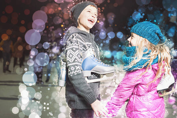 engraçado crianças segurando sapatos de patins de gelo em pista de patinagem no gelo ao ar livre - ice skating ice hockey child family imagens e fotografias de stock