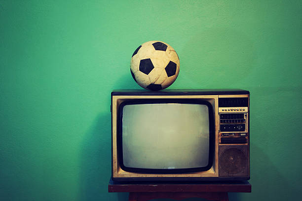 古いフットボール、レトロなビンテージスタイルのテレビ、 - soccer ball old leather soccer ストックフォトと画像