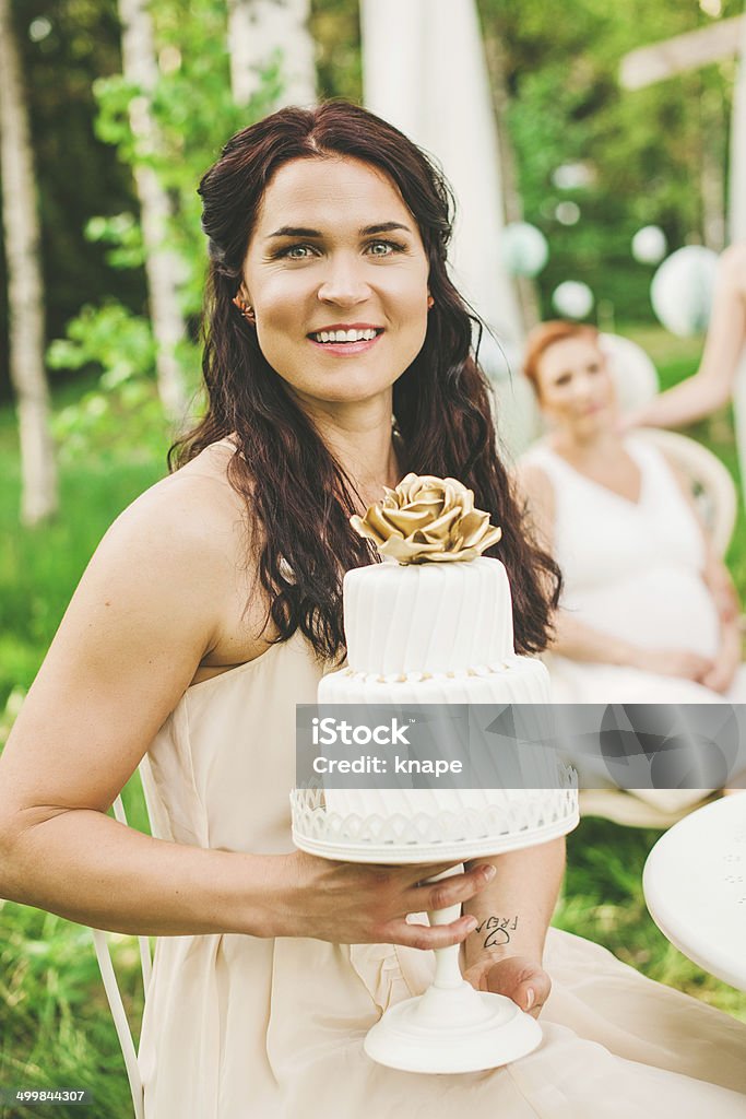 Jolie femme avec beau Gâteau au garden party - Photo de 30-34 ans libre de droits