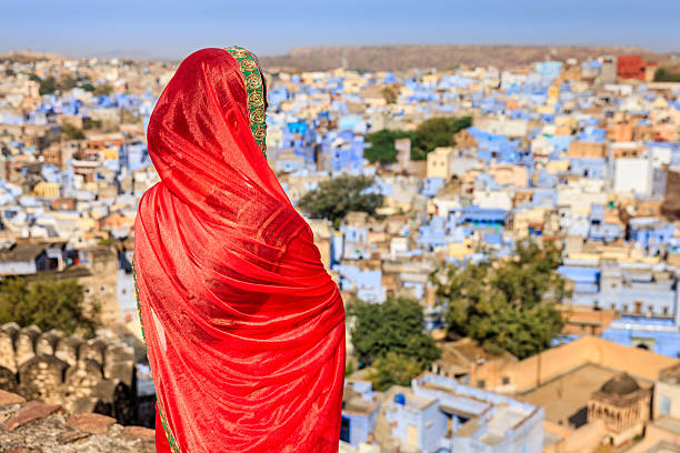 young indian mujer mirando a la vista, jodhpur, india - tattoo women back rear view fotografías e imágenes de stock