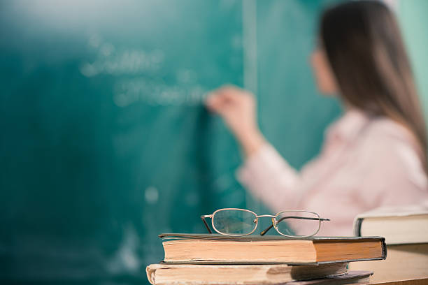 tabla con montaje tipo aula con vista - maestra fotografías e imágenes de stock