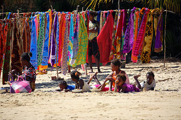 мадагаскар: пляж поставщиков ifaty - ifaty стоковые фото и изображения