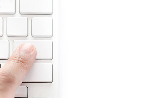 Dedo Humano premir em branco teclado isolado no backgr branco - fotografia de stock