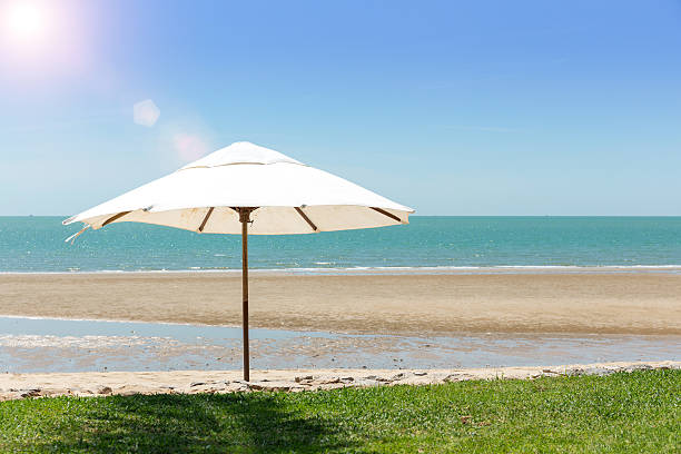 Sonnenschirm am Strand an einem sonnigen Tag – Foto