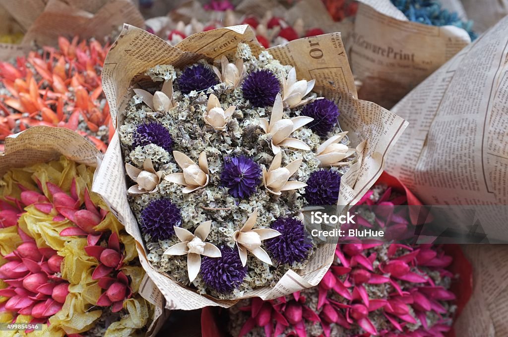 Bunches De Coloridas Flores Secas Periódico Envuelto En Foto de stock y más  banco de imágenes de Buqué - iStock