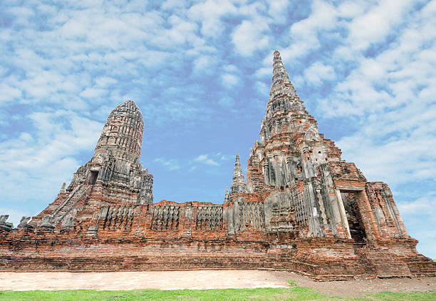 старинный чайваттханарам храм в ayuttaya на фоне голубого неба - wat chaiwattanaram стоковые фото и изображения