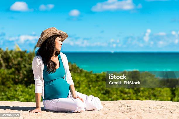 임산부 해변의 여자에 대한 스톡 사진 및 기타 이미지 - 여자, 여자만, 임신