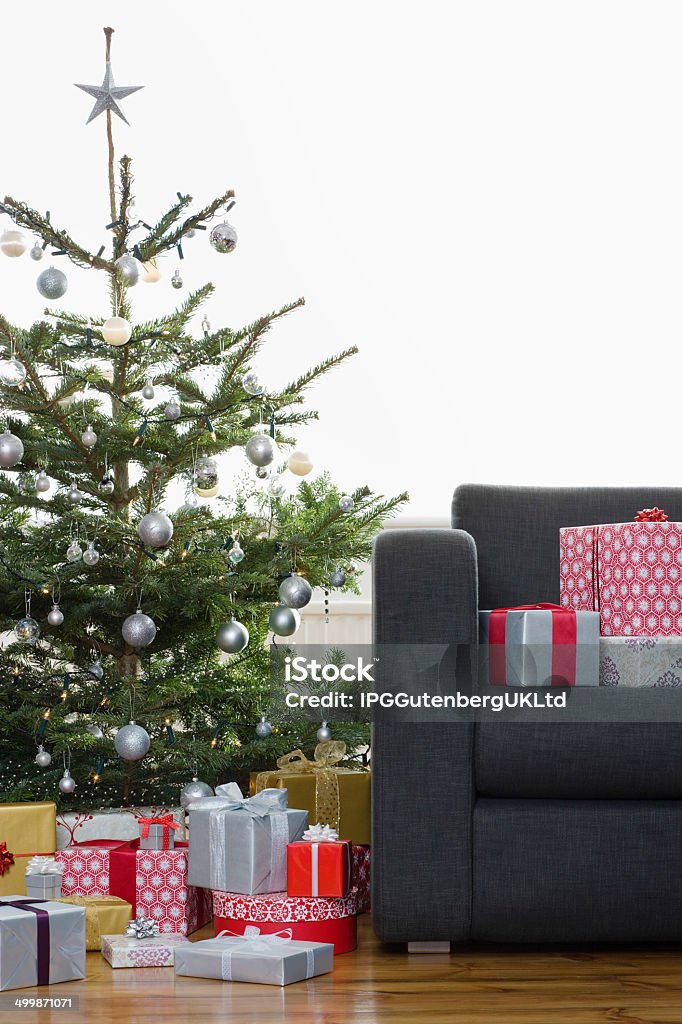 Cadeaux de Noël arbre et canapé-lit - Photo de Arbre libre de droits