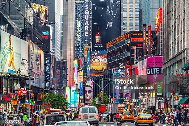 Times Square Und Plakate An Der Gebäude Stockfoto und mehr Bilder von Times Square - Manhattan - Times Square - Manhattan, Broadway - Manhattan, New York City