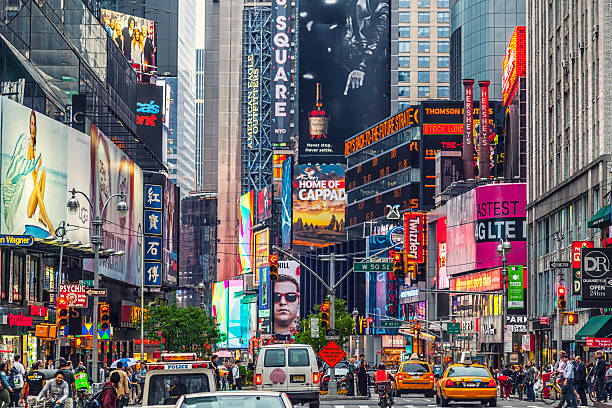 times square panneau d'affichage sur les bâtiments - times square flash photos et images de collection