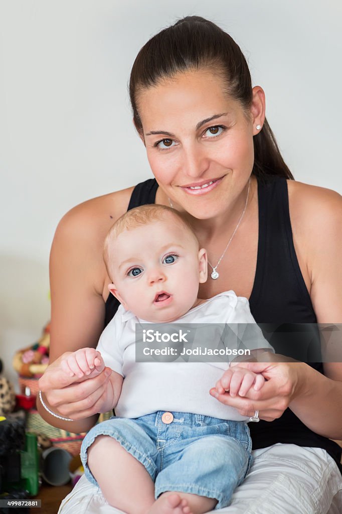 Mère et son bébé - Photo de 30-34 ans libre de droits