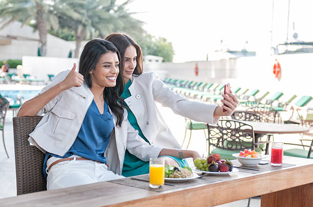 중동인 여성은 셀프샷, 수영장쪽 카페, 럭셔리 호텔, 스트르셰도체스키. - dubai united arab emirates hotel luxury 뉴스 사진 이미지