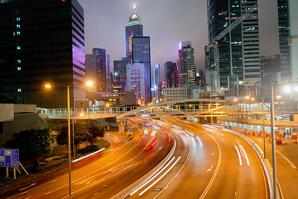 trafic de nuit sur l'île de hong kong, en chine - road reflector photos et images de collection