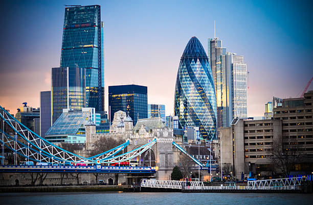 素晴らしいロンドンの街並みの中にも、タワーブリッジの夕日 - london england tower bridge bridge skyline ストックフォトと画像