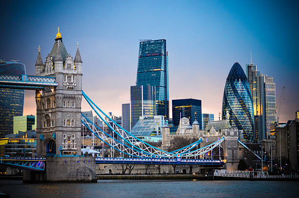 atemberaubende skyline von london und die tower bridge bei sonnenuntergang - london england fotos stock-fotos und bilder