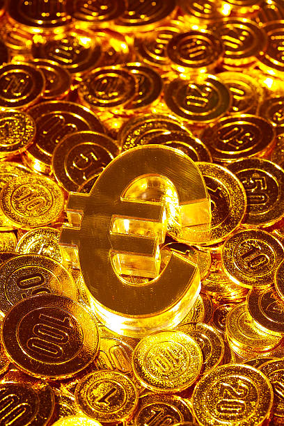 istock 3d icon € euro in gold coins heap 499877546