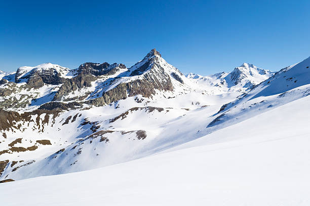 majestosos picos de montanha no inverno nos alpes - courmayeur european alps mont blanc mountain - fotografias e filmes do acervo