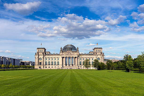 parlamento alemán (reichstag building in berlin - berlin germany facade day outdoors fotografías e imágenes de stock