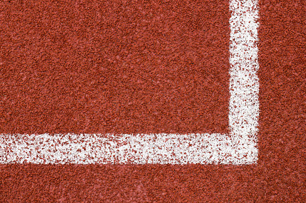 pista di atletica con a righe bianche su sfondo di mattoni rossi colore. - photo corner foto e immagini stock