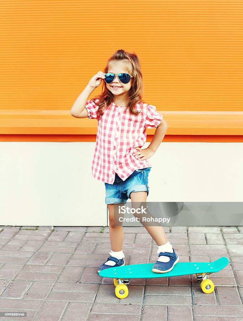 Elegante Moda Bambini Bambina Bambino Sorridente Con Skateboard -  Fotografie stock e altre immagini di Bambino - iStock