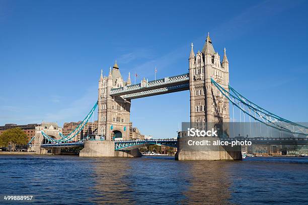 Tower Bridge In Giornata E Naturale Londra Inghilterra Regno Unito - Fotografie stock e altre immagini di Acqua