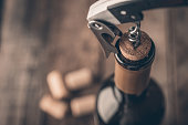 korkenzieher-und-eine-flasche-wein.jpg?b=1&s=170x170&k=20&c=4NVgI0BecyjbGx63ThCmVo1cX8l2lIynRkN3TQ6_jxM=