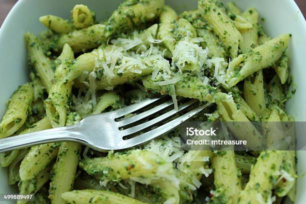 Immagine Di Pasta Con Pesto Piatto Bianco Grattugiato Formaggio Parmigiano - Fotografie stock e altre immagini di Basilico