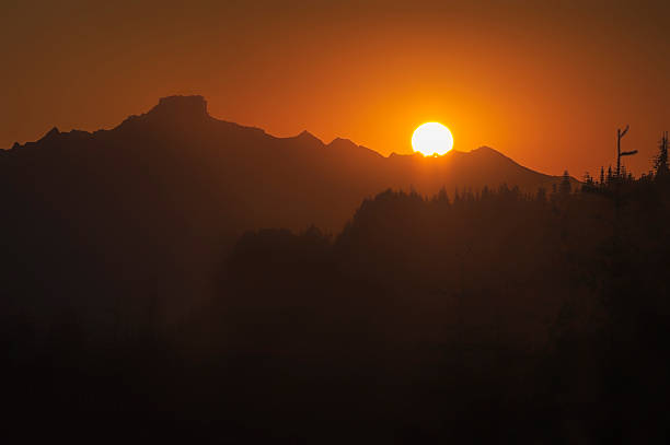 amanecer y silueta de mt. st. helens y a forest - nature active volcano mt st helens volcano fotografías e imágenes de stock