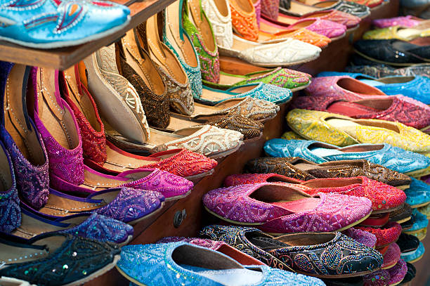traditionelle bunte arabischen hausschuhe - craft market morocco shoe stock-fotos und bilder