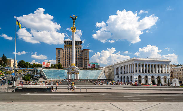 praça da independência, em kiev, ucrânia - praça dos herois imagens e fotografias de stock
