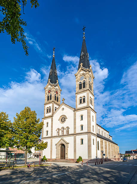 chiesa di saint-symphorien illkirch-graffenstaden-francia - cross autumn sky beauty in nature foto e immagini stock