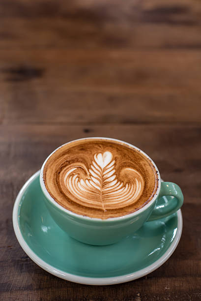 ホットコーヒー、木製のトレイ - barista coffee coffee crop heart shape ストックフォトと画像