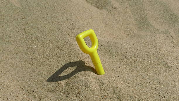 bambino paletta bloccati in spiaggia di sabbia - sandcastle beach norfolk sand foto e immagini stock