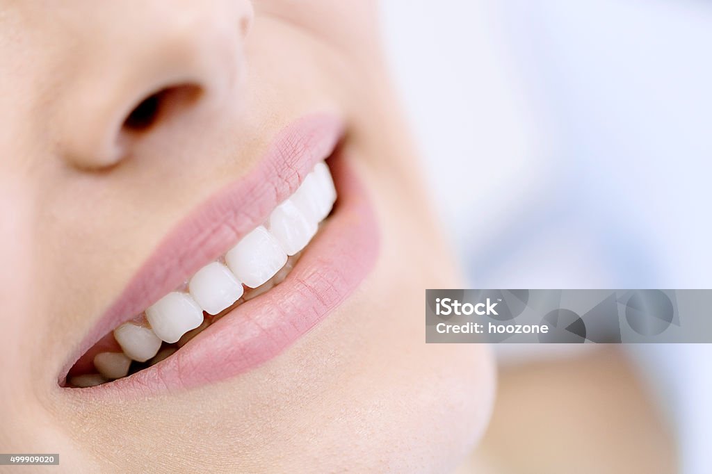 Glückliche Frau mit weißen Lächeln - Lizenzfrei Frauen Stock-Foto