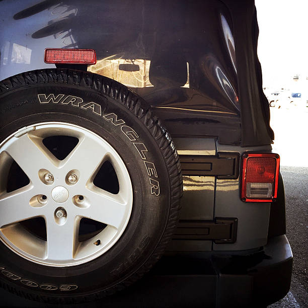 jeep wrangler e goodyear tire - goodyear brand name - fotografias e filmes do acervo
