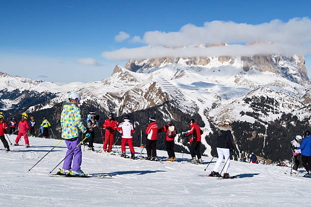人のスキー、寒い天気のよい日にイタリアンドロミテます。 - apres ski lifestyles people blue ストックフォトと画像