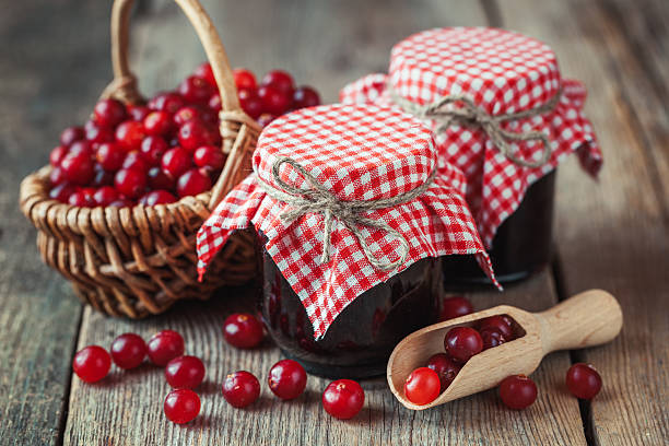 giare di mirtilli marmellata e cesto con bacche acquitrino di torbiera - jellied cranberries foto e immagini stock
