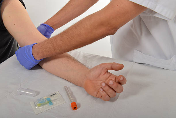analisi e prelievo 델 sangue - injecting syringe spooky male 뉴스 사진 이미지
