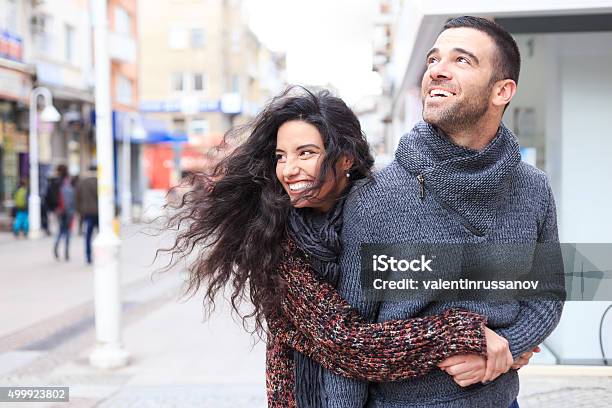 Junges Paar In Liebe Genießen Stockfoto und mehr Bilder von Paar - Partnerschaft - Paar - Partnerschaft, Schal, Lächeln